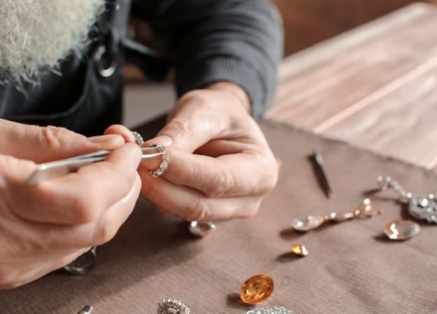 Repairing jewellery by an expert